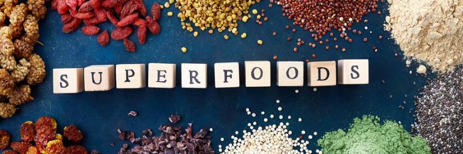 Разные виды семян с надписью superfoods